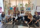 Пъстър свят от море и цветя: Школа за изящни изкуства и стъклопис „Феерия“ представи изложба в ОУ „Пейо К. Яворов“ – Бургас